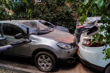 Kharkiv, Ukrayna, 2 Haziran 2024 Kharkiv şehir merkezindeki hasarlı araçlar saldırı mahallinde, şehir her gün Rus füzelerinin ve sirenlerinin sesi duyuluyor.