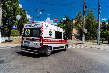 Kharkiv, Ukrayna, 2 Haziran 2024 Rusya ile savaş sırasında Kharkiv şehir merkezinden bir ambulans geçiyor, Harkiv Rus füzelerinin ve sirenlerin sesi her gün yankılanıyor.
