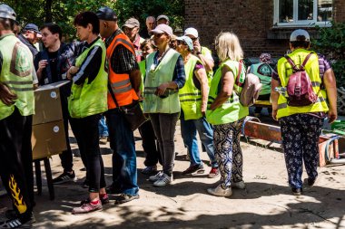 Kharkiv, Ukrayna, 1 Haziran 2024 Ukraynalı gönüllüler bir yerleşim yerine yapılan saldırının ardından destek sağlıyorlar. Sivil altyapı Rus ordusunun tercih ettiği hedef..