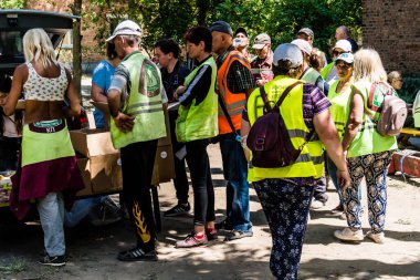 Kharkiv, Ukrayna, 1 Haziran 2024 Ukraynalı gönüllüler bir yerleşim yerine yapılan saldırının ardından destek sağlıyorlar. Sivil altyapı Rus ordusunun tercih ettiği hedef..