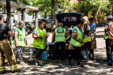 Kharkiv, Ukrayna, 1 Haziran 2024 Ukraynalı gönüllüler bir yerleşim yerine yapılan saldırının ardından destek sağlıyorlar. Sivil altyapı Rus ordusunun tercih ettiği hedef..