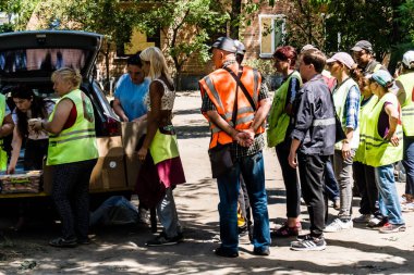 Kharkiv, Ukrayna, 1 Haziran 2024 Ukraynalı gönüllüler bir yerleşim yerine yapılan saldırının ardından destek sağlıyorlar. Sivil altyapı Rus ordusunun tercih ettiği hedef..