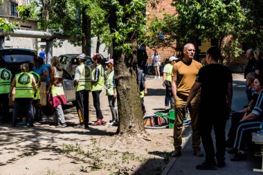Kharkiv, Ukrayna, 1 Haziran 2024 Ukraynalı gönüllüler bir yerleşim yerine yapılan saldırının ardından destek sağlıyorlar. Sivil altyapı Rus ordusunun tercih ettiği hedef..