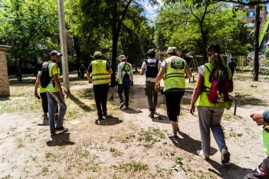 Kharkiv, Ukrayna, 1 Haziran 2024 Ukraynalı gönüllüler bir yerleşim yerine yapılan saldırının ardından destek sağlıyorlar. Sivil altyapı Rus ordusunun tercih ettiği hedef..