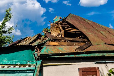 Kharkiv, Ukrayna, 2 Haziran 2024 Shahed insansız hava araçları (patlayan kamikaze uçakları) Kharkiv 'de bir evi hedef alıyor, Rus ordusu sivilleri bombalıyor ve büyük hasar veriyor.
