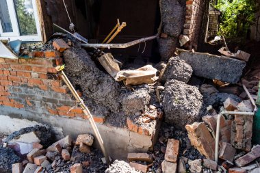 Kharkiv, Ukrayna, 2 Haziran 2024 Shahed insansız hava araçları (patlayan kamikaze uçakları) Kharkiv 'de bir evi hedef alıyor, Rus ordusu sivilleri bombalıyor ve büyük hasar veriyor.