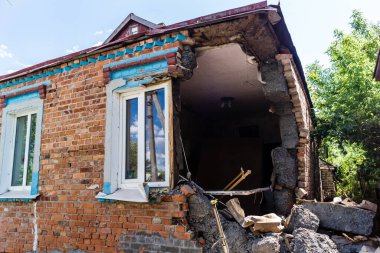 Kharkiv, Ukrayna, 2 Haziran 2024 Shahed insansız hava araçları (patlayan kamikaze uçakları) Kharkiv 'de bir evi hedef alıyor, Rus ordusu sivilleri bombalıyor ve büyük hasar veriyor.