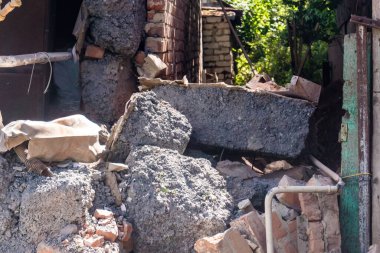 Kharkiv, Ukrayna, 2 Haziran 2024 Shahed insansız hava araçları (patlayan kamikaze uçakları) Kharkiv 'de bir evi hedef alıyor, Rus ordusu sivilleri bombalıyor ve büyük hasar veriyor.