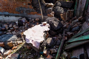 Kharkiv, Ukrayna, 2 Haziran 2024 Shahed insansız hava araçları (patlayan kamikaze uçakları) Kharkiv 'de bir evi hedef alıyor, Rus ordusu sivilleri bombalıyor ve büyük hasar veriyor.