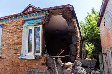 Kharkiv, Ukrayna, 2 Haziran 2024 Shahed insansız hava araçları (patlayan kamikaze uçakları) Kharkiv 'de bir evi hedef alıyor, Rus ordusu sivilleri bombalıyor ve büyük hasar veriyor.