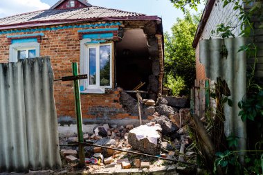 Kharkiv, Ukrayna, 2 Haziran 2024 Shahed insansız hava araçları (patlayan kamikaze uçakları) Kharkiv 'de bir evi hedef alıyor, Rus ordusu sivilleri bombalıyor ve büyük hasar veriyor.