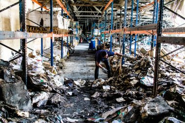 Kharkiv, Ukrayna, 4 Haziran 2024 Faktor-Druk basımevi çalışanı 23 Mayıs 'ta büyük bir Rus roket saldırısının ardından yakılan kitapları temizlemeye başladı..