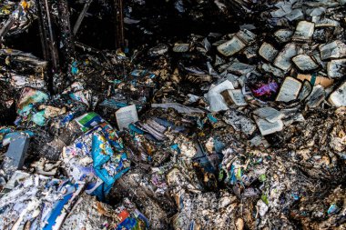 Kharkiv, Ukrayna, 4 Haziran 2024, yanmış kitaplara yakın. 23 Mayıs 'ta meydana gelen büyük bir Rus roket saldırısının ardından hasar gören Faktor-Druk matbaasında 50.000' den fazla kitap imha edildi..
