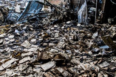 Kharkiv, Ukrayna, 4 Haziran 2024, yanmış kitaplara yakın. 23 Mayıs 'ta meydana gelen büyük bir Rus roket saldırısının ardından hasar gören Faktor-Druk matbaasında 50.000' den fazla kitap imha edildi..