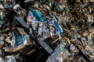 Kharkiv, Ukrayna, 4 Haziran 2024, yanmış kitaplara yakın. 23 Mayıs 'ta meydana gelen büyük bir Rus roket saldırısının ardından hasar gören Faktor-Druk matbaasında 50.000' den fazla kitap imha edildi..