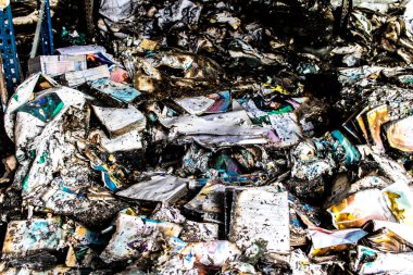 Kharkiv, Ukrayna, 4 Haziran 2024, yanmış kitaplara yakın. 23 Mayıs 'ta meydana gelen büyük bir Rus roket saldırısının ardından hasar gören Faktor-Druk matbaasında 50.000' den fazla kitap imha edildi..