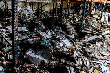 Kharkiv, Ukrayna, 4 Haziran 2024, yanmış kitaplara yakın. 23 Mayıs 'ta meydana gelen büyük bir Rus roket saldırısının ardından hasar gören Faktor-Druk matbaasında 50.000' den fazla kitap imha edildi..