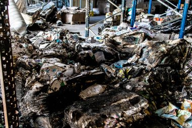 Kharkiv, Ukrayna, 4 Haziran 2024, yanmış kitaplara yakın. 23 Mayıs 'ta meydana gelen büyük bir Rus roket saldırısının ardından hasar gören Faktor-Druk matbaasında 50.000' den fazla kitap imha edildi..