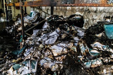 Kharkiv, Ukrayna, 4 Haziran 2024, yanmış kitaplara yakın. 23 Mayıs 'ta meydana gelen büyük bir Rus roket saldırısının ardından hasar gören Faktor-Druk matbaasında 50.000' den fazla kitap imha edildi..