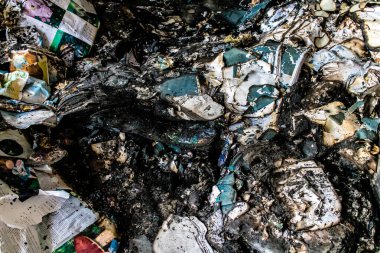 Kharkiv, Ukrayna, 4 Haziran 2024, yanmış kitaplara yakın. 23 Mayıs 'ta meydana gelen büyük bir Rus roket saldırısının ardından hasar gören Faktor-Druk matbaasında 50.000' den fazla kitap imha edildi..