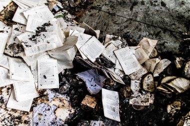 Kharkiv, Ukrayna, 4 Haziran 2024, yanmış kitaplara yakın. 23 Mayıs 'ta meydana gelen büyük bir Rus roket saldırısının ardından hasar gören Faktor-Druk matbaasında 50.000' den fazla kitap imha edildi..