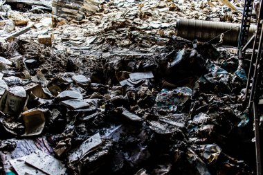 Kharkiv, Ukrayna, 4 Haziran 2024, yanmış kitaplara yakın. 23 Mayıs 'ta meydana gelen büyük bir Rus roket saldırısının ardından hasar gören Faktor-Druk matbaasında 50.000' den fazla kitap imha edildi..