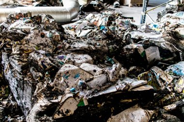 Kharkiv, Ukrayna, 4 Haziran 2024, yanmış kitaplara yakın. 23 Mayıs 'ta meydana gelen büyük bir Rus roket saldırısının ardından hasar gören Faktor-Druk matbaasında 50.000' den fazla kitap imha edildi..