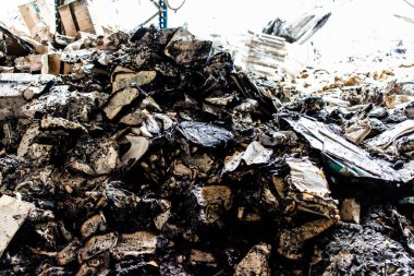 Kharkiv, Ukrayna, 4 Haziran 2024, yanmış kitaplara yakın. 23 Mayıs 'ta meydana gelen büyük bir Rus roket saldırısının ardından hasar gören Faktor-Druk matbaasında 50.000' den fazla kitap imha edildi..