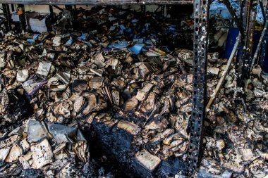 Kharkiv, Ukrayna, 4 Haziran 2024, yanmış kitaplara yakın. 23 Mayıs 'ta meydana gelen büyük bir Rus roket saldırısının ardından hasar gören Faktor-Druk matbaasında 50.000' den fazla kitap imha edildi..