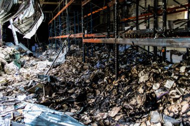 Kharkiv, Ukrayna, 4 Haziran 2024, yanmış kitaplara yakın. 23 Mayıs 'ta meydana gelen büyük bir Rus roket saldırısının ardından hasar gören Faktor-Druk matbaasında 50.000' den fazla kitap imha edildi..