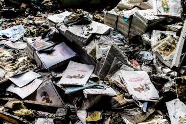 Kharkiv, Ukrayna, 4 Haziran 2024, yanmış kitaplara yakın. 23 Mayıs 'ta meydana gelen büyük bir Rus roket saldırısının ardından hasar gören Faktor-Druk matbaasında 50.000' den fazla kitap imha edildi..