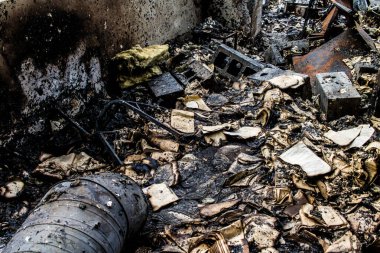 Kharkiv, Ukrayna, 4 Haziran 2024, yanmış kitaplara yakın. 23 Mayıs 'ta meydana gelen büyük bir Rus roket saldırısının ardından hasar gören Faktor-Druk matbaasında 50.000' den fazla kitap imha edildi..