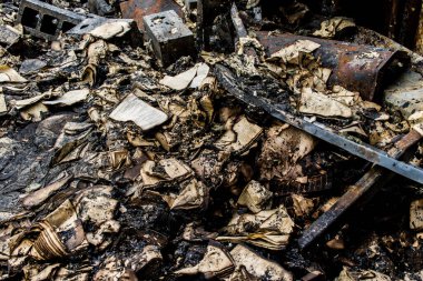 Kharkiv, Ukrayna, 4 Haziran 2024, yanmış kitaplara yakın. 23 Mayıs 'ta meydana gelen büyük bir Rus roket saldırısının ardından hasar gören Faktor-Druk matbaasında 50.000' den fazla kitap imha edildi..