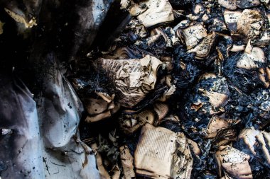 Kharkiv, Ukrayna, 4 Haziran 2024, yanmış kitaplara yakın. 23 Mayıs 'ta meydana gelen büyük bir Rus roket saldırısının ardından hasar gören Faktor-Druk matbaasında 50.000' den fazla kitap imha edildi..