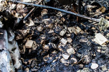 Kharkiv, Ukrayna, 4 Haziran 2024, yanmış kitaplara yakın. 23 Mayıs 'ta meydana gelen büyük bir Rus roket saldırısının ardından hasar gören Faktor-Druk matbaasında 50.000' den fazla kitap imha edildi..