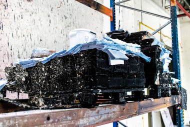 Kharkiv, Ukrayna, 4 Haziran 2024, yanmış kitaplara yakın. 23 Mayıs 'ta meydana gelen büyük bir Rus roket saldırısının ardından hasar gören Faktor-Druk matbaasında 50.000' den fazla kitap imha edildi..