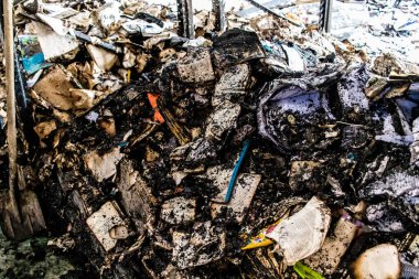 Kharkiv, Ukrayna, 4 Haziran 2024, yanmış kitaplara yakın. 23 Mayıs 'ta meydana gelen büyük bir Rus roket saldırısının ardından hasar gören Faktor-Druk matbaasında 50.000' den fazla kitap imha edildi..