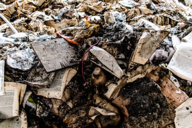 Kharkiv, Ukrayna, 4 Haziran 2024, yanmış kitaplara yakın. 23 Mayıs 'ta meydana gelen büyük bir Rus roket saldırısının ardından hasar gören Faktor-Druk matbaasında 50.000' den fazla kitap imha edildi..