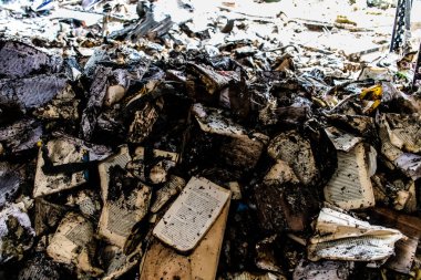 Kharkiv, Ukrayna, 4 Haziran 2024, yanmış kitaplara yakın. 23 Mayıs 'ta meydana gelen büyük bir Rus roket saldırısının ardından hasar gören Faktor-Druk matbaasında 50.000' den fazla kitap imha edildi..