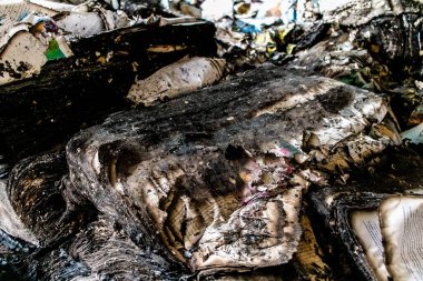 Kharkiv, Ukrayna, 4 Haziran 2024, yanmış kitaplara yakın. 23 Mayıs 'ta meydana gelen büyük bir Rus roket saldırısının ardından hasar gören Faktor-Druk matbaasında 50.000' den fazla kitap imha edildi..