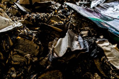 Kharkiv, Ukrayna, 4 Haziran 2024, yanmış kitaplara yakın. 23 Mayıs 'ta meydana gelen büyük bir Rus roket saldırısının ardından hasar gören Faktor-Druk matbaasında 50.000' den fazla kitap imha edildi..