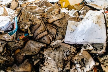 Kharkiv, Ukrayna, 4 Haziran 2024, yanmış kitaplara yakın. 23 Mayıs 'ta meydana gelen büyük bir Rus roket saldırısının ardından hasar gören Faktor-Druk matbaasında 50.000' den fazla kitap imha edildi..
