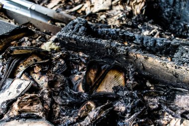 Kharkiv, Ukrayna, 4 Haziran 2024, yanmış kitaplara yakın. 23 Mayıs 'ta meydana gelen büyük bir Rus roket saldırısının ardından hasar gören Faktor-Druk matbaasında 50.000' den fazla kitap imha edildi..