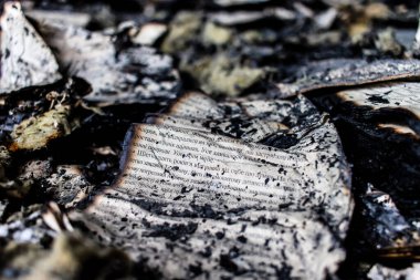 Kharkiv, Ukrayna, 4 Haziran 2024, yanmış kitaplara yakın. 23 Mayıs 'ta meydana gelen büyük bir Rus roket saldırısının ardından hasar gören Faktor-Druk matbaasında 50.000' den fazla kitap imha edildi..