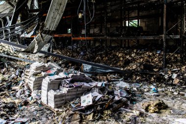 Kharkiv, Ukrayna, 4 Haziran 2024, yanmış kitaplara yakın. 23 Mayıs 'ta meydana gelen büyük bir Rus roket saldırısının ardından hasar gören Faktor-Druk matbaasında 50.000' den fazla kitap imha edildi..