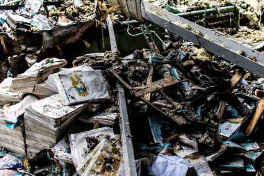 Kharkiv, Ukrayna, 4 Haziran 2024, yanmış kitaplara yakın. 23 Mayıs 'ta meydana gelen büyük bir Rus roket saldırısının ardından hasar gören Faktor-Druk matbaasında 50.000' den fazla kitap imha edildi..