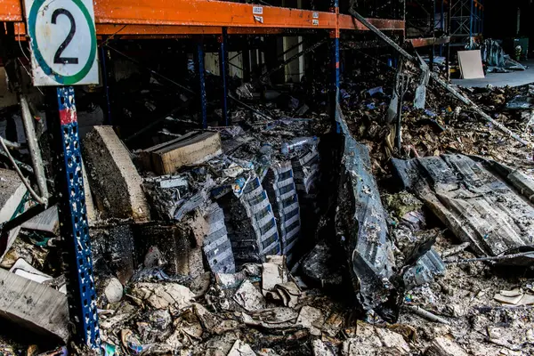 Kharkiv, Ukrayna, 4 Haziran 2024, yanmış kitaplara yakın. 23 Mayıs 'ta meydana gelen büyük bir Rus roket saldırısının ardından hasar gören Faktor-Druk matbaasında 50.000' den fazla kitap imha edildi..