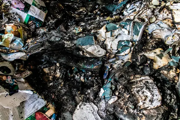 Kharkiv, Ukrayna, 4 Haziran 2024, yanmış kitaplara yakın. 23 Mayıs 'ta meydana gelen büyük bir Rus roket saldırısının ardından hasar gören Faktor-Druk matbaasında 50.000' den fazla kitap imha edildi..
