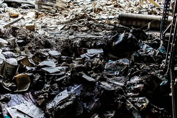 Kharkiv, Ukrayna, 4 Haziran 2024, yanmış kitaplara yakın. 23 Mayıs 'ta meydana gelen büyük bir Rus roket saldırısının ardından hasar gören Faktor-Druk matbaasında 50.000' den fazla kitap imha edildi..