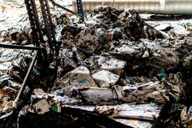 Kharkiv, Ukrayna, 4 Haziran 2024, yanmış kitaplara yakın. 23 Mayıs 'ta meydana gelen büyük bir Rus roket saldırısının ardından hasar gören Faktor-Druk matbaasında 50.000' den fazla kitap imha edildi..